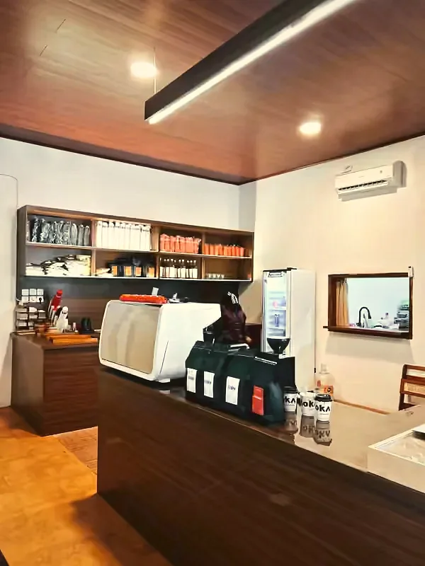 Bar kopi dan mesin espresso di Eloka HQ