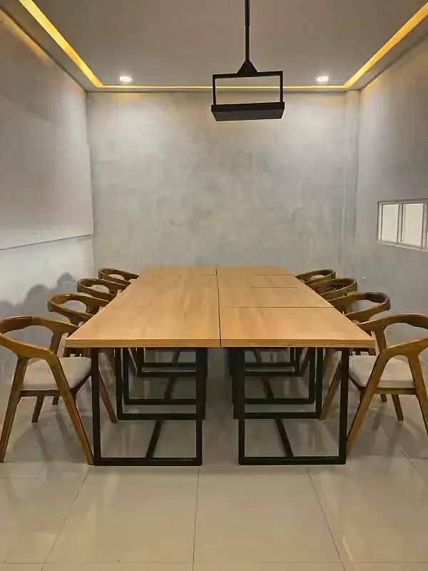 Meeting room Eloka Kolaka dengan meja panjang dan kursi kayu