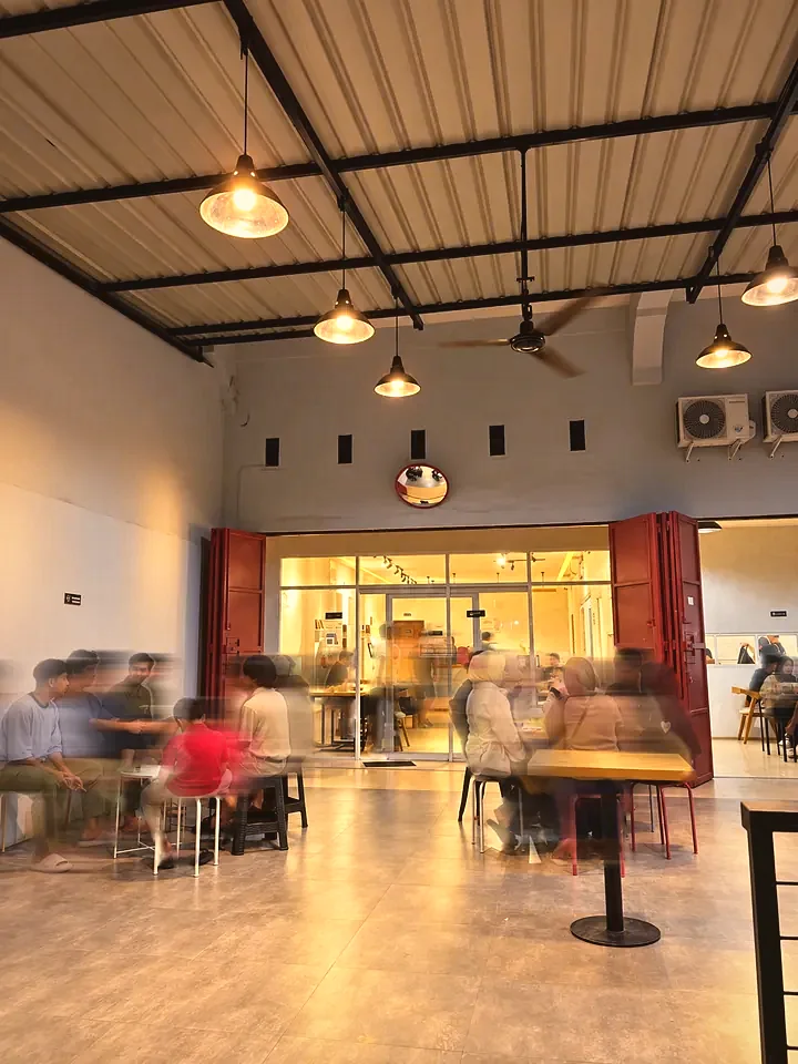 Area semi-outdoor Eloka Kolaka yang ramai pengunjung