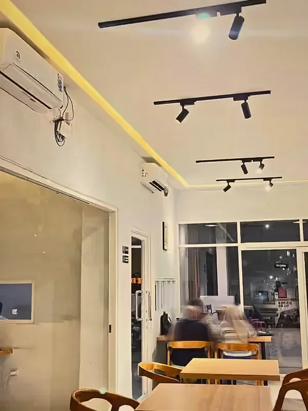 Meja kerja dekat jendela di Eloka Kolaka