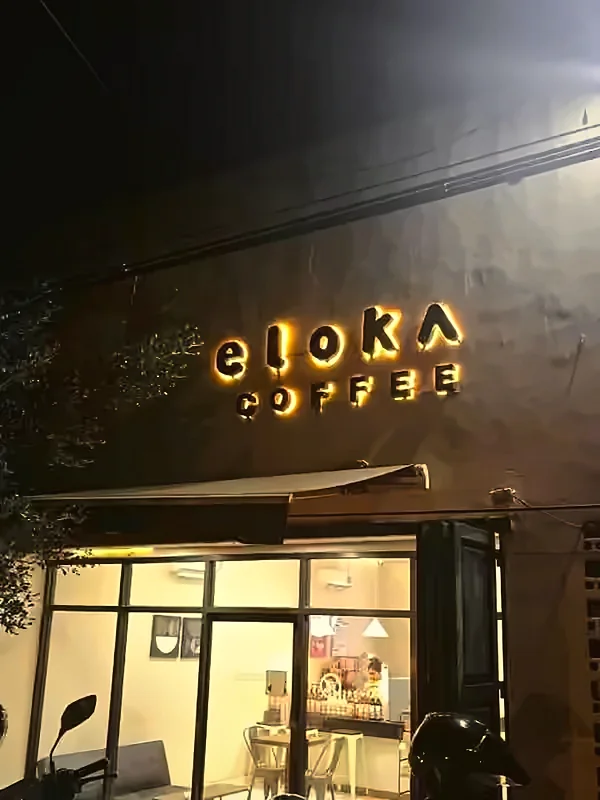 Tampak depan Eloka Coffee Pomalaa di malam hari