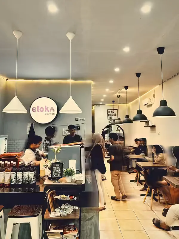 Suasana ramai di dalam Eloka Pomalaa
